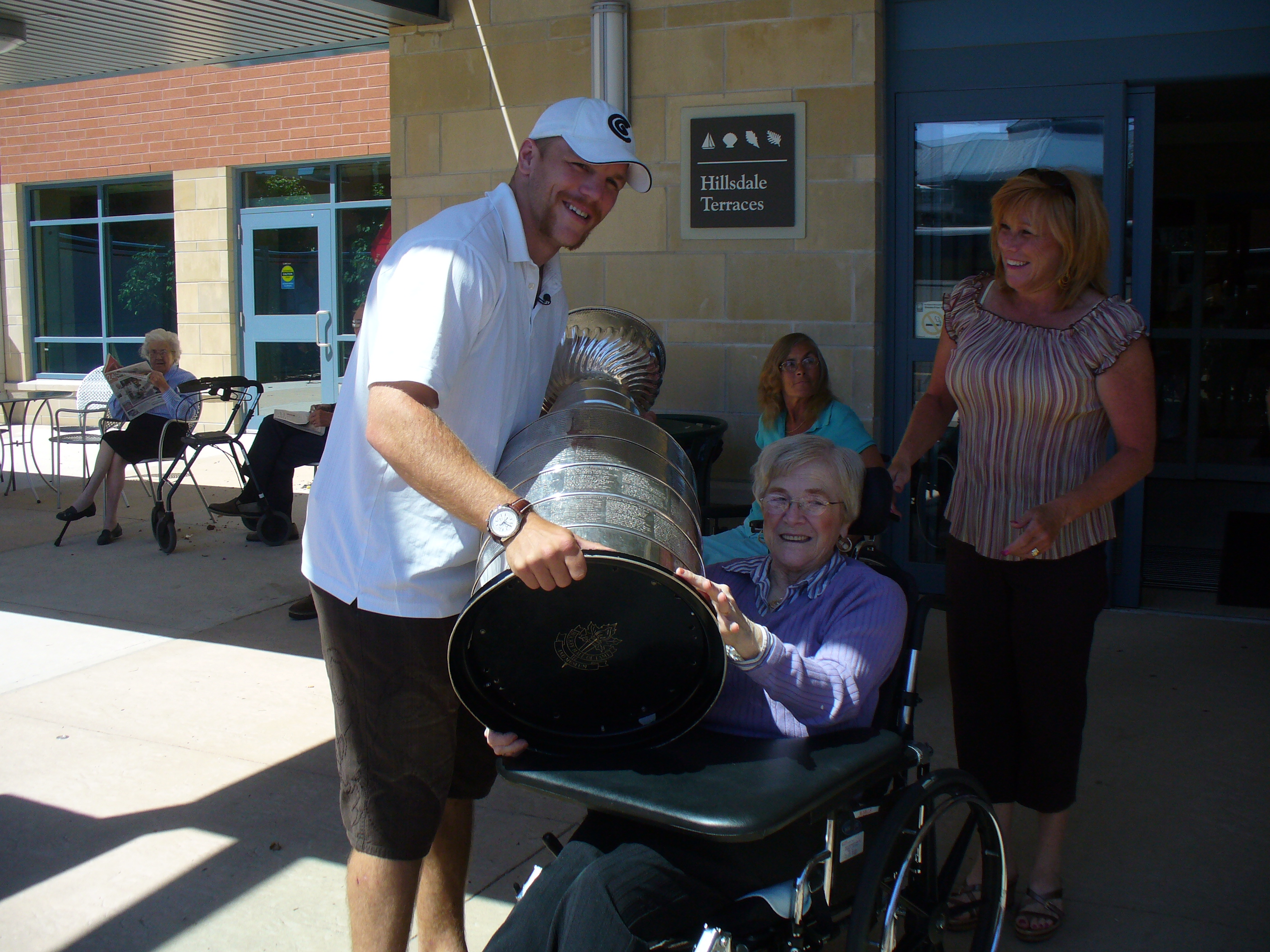 shawn thornton with fans and the stanley cup